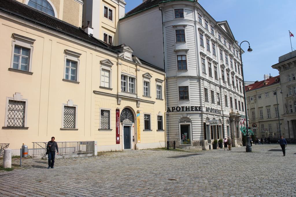 Benediktushaus Im Schottenstift Wina Bagian luar foto